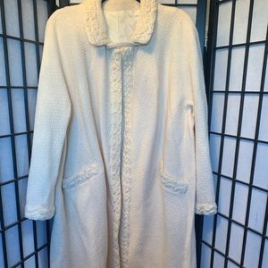 EUC Vintage International Ladies Cream Color Garment Coat Size XL